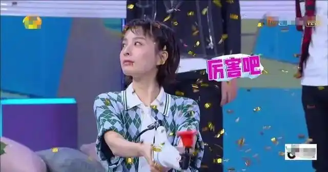 观众笑翻 这才是真实的她！